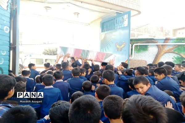 ادای احترام دانش‌آموزان دهه نودی به پیکر شهید گمنام