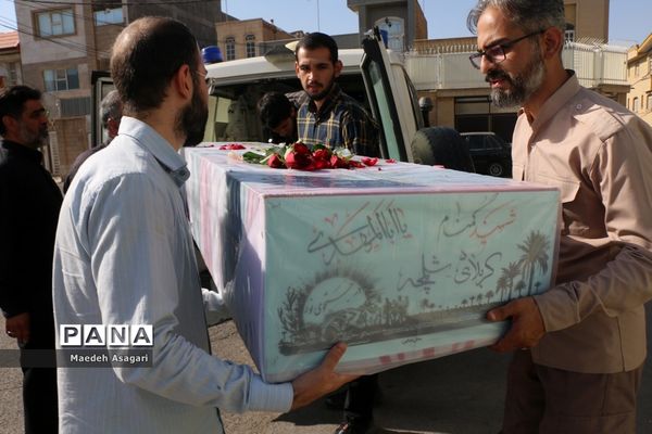 ادای احترام دانش‌آموزان دهه نودی به پیکر شهید گمنام