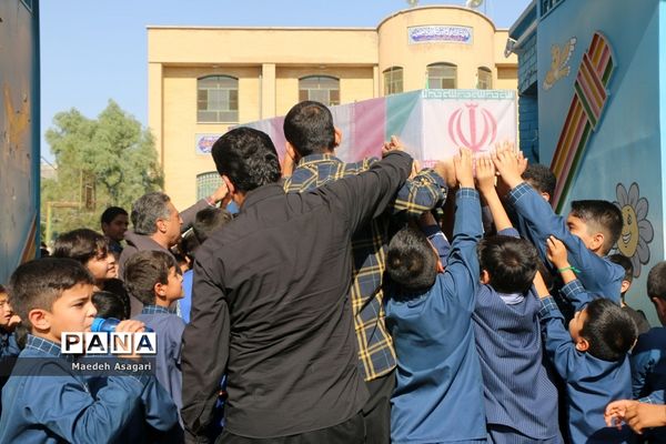 ادای احترام دانش‌آموزان دهه نودی به پیکر شهید گمنام