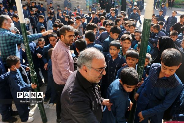 ادای احترام دانش‌آموزان دهه نودی به پیکر شهید گمنام
