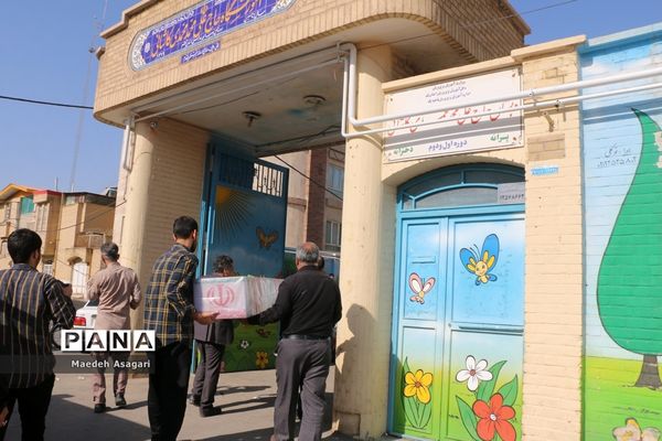 ادای احترام دانش‌آموزان دهه نودی به پیکر شهید گمنام