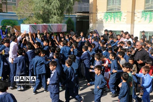 ادای احترام دانش‌آموزان دهه نودی به پیکر شهید گمنام