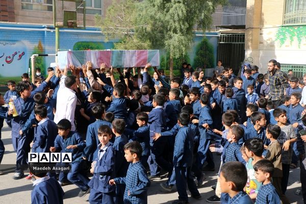 ادای احترام دانش‌آموزان دهه نودی به پیکر شهید گمنام