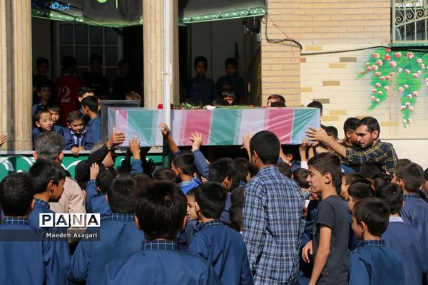 ادای احترام دانش‌آموزان دهه نودی به پیکر شهید گمنام