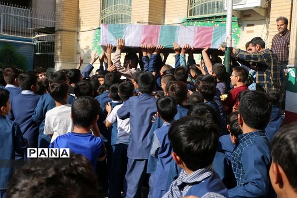 ادای احترام دانش‌آموزان دهه نودی به پیکر شهید گمنام