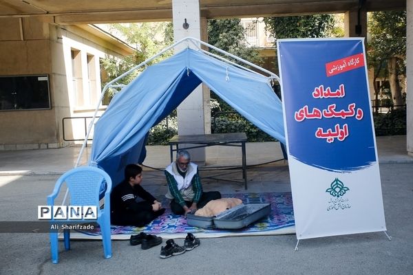 کارگاه‌های مهارت‌آموزی ویژه دانش‌آموزان در حاشیه نماز جمعه تهران