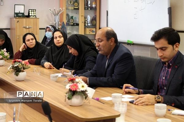 نشست تبیینی رئیس بسیج فرهنگیان فارس با اعضای قرارگاه شهید اسکندری سازمان دانش‌آموزی استان فارس