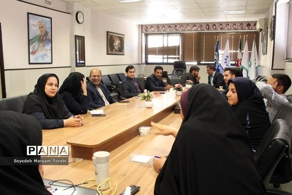 نشست تبیینی رئیس بسیج فرهنگیان فارس با اعضای قرارگاه شهید اسکندری سازمان دانش‌آموزی استان فارس