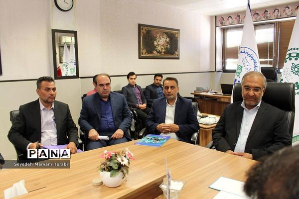 نشست مدیرکل آموزش و پرورش فارس با هیات اندیشه‌ورز سازمان دانش‌آموزی استان فارس
