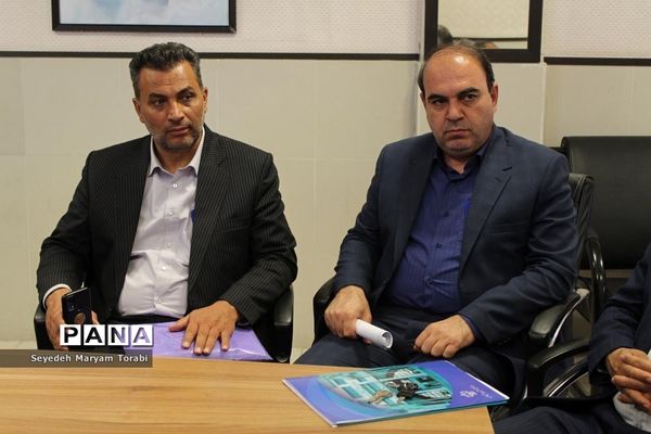 نشست مدیرکل آموزش و پرورش فارس با هیات اندیشه‌ورز سازمان دانش‌آموزی استان فارس