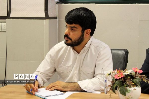 نشست مدیرکل آموزش و پرورش فارس با هیات اندیشه‌ورز سازمان دانش‌آموزی استان فارس