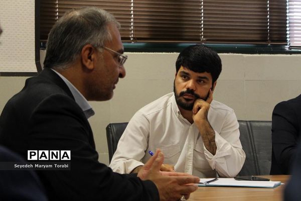 نشست مدیرکل آموزش و پرورش فارس با هیات اندیشه‌ورز سازمان دانش‌آموزی استان فارس