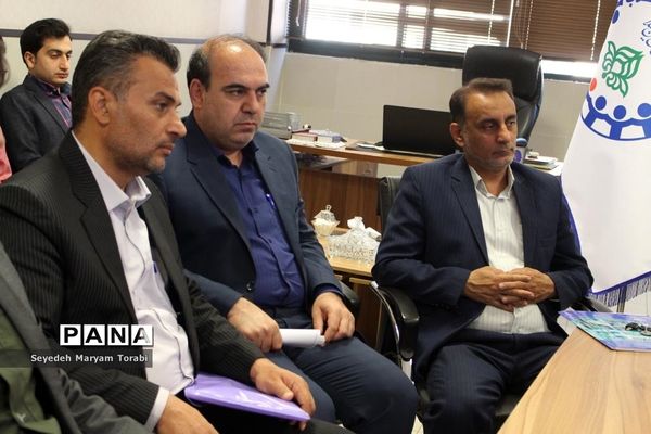 نشست مدیرکل آموزش و پرورش فارس با هیات اندیشه‌ورز سازمان دانش‌آموزی استان فارس
