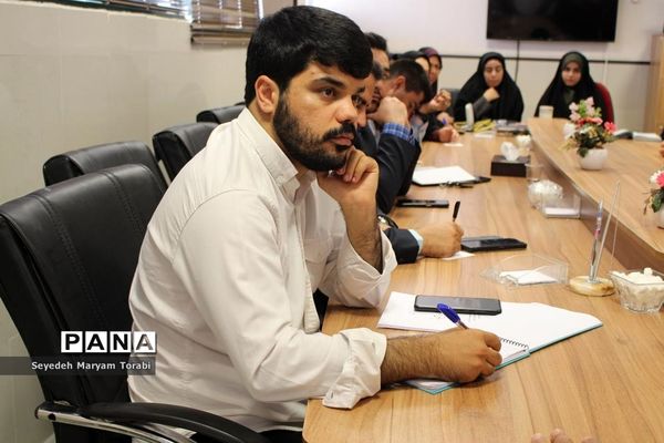 نشست مدیرکل آموزش و پرورش فارس با هیات اندیشه‌ورز سازمان دانش‌آموزی استان فارس