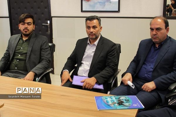 نشست مدیرکل آموزش و پرورش فارس با هیات اندیشه‌ورز سازمان دانش‌آموزی استان فارس