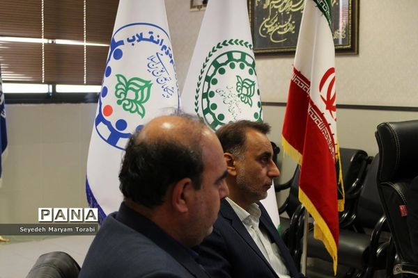 نشست مدیرکل آموزش و پرورش فارس با هیات اندیشه‌ورز سازمان دانش‌آموزی استان فارس