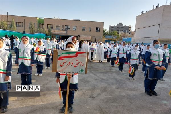 بازدید قائم مقام سازمان دانش‌آموزی جمهوری اسلامی ایران از مدرسه تمام تشکیلاتی حاج حسن اصلانی 2 اصفهان