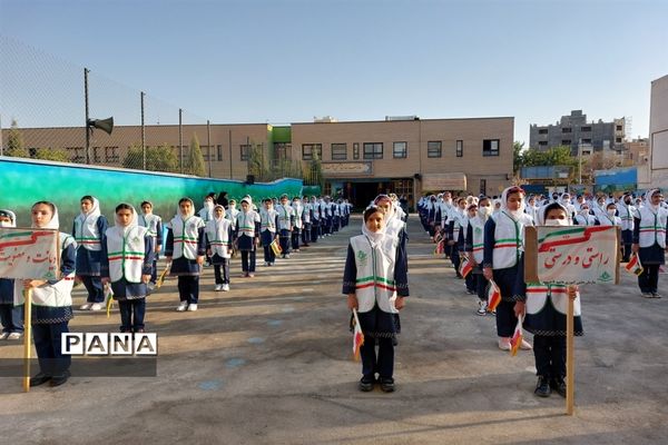 بازدید قائم مقام سازمان دانش‌آموزی جمهوری اسلامی ایران از مدرسه تمام تشکیلاتی حاج حسن اصلانی 2 اصفهان