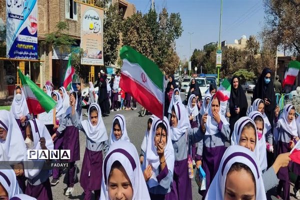 هفته ملی کودک با شعار «حال خوش کودکی، رنگ خوش زندگی» در اردستان
