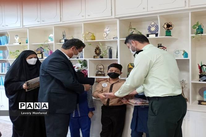تجلیل از دانشآموزان برگزیده مسابقات نقاشی هفته فراجا استان بوشهر