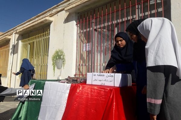 مراسم  جشن عاطفه‌ها و جشن پرچم دردبستان شهید نجفی فدافن، کاشمر