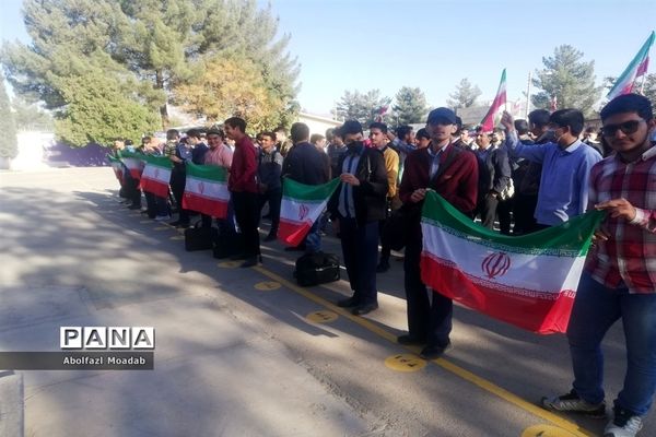 مراسم «جشن ملی پرچم» در دبیرستان پسرانه نمونه آیت‌ الله خامنه‌ای کاشمر