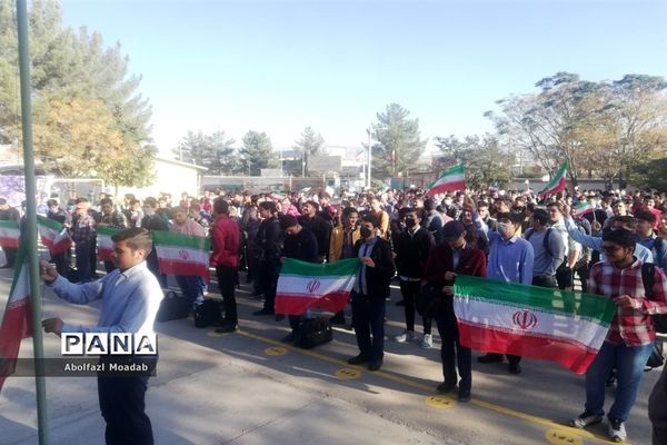 مراسم «جشن ملی پرچم» در دبیرستان پسرانه نمونه آیت‌ الله خامنه‌ای کاشمر