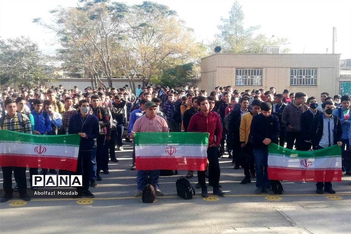 مراسم «جشن ملی پرچم» در دبیرستان پسرانه نمونه آیت‌ الله خامنه‌ای کاشمر