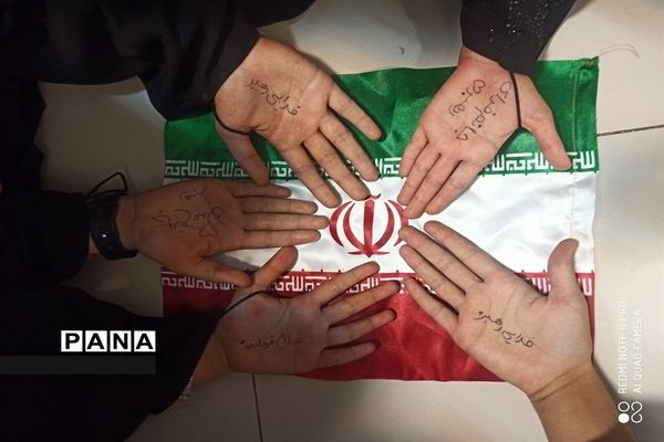 شرکت دانش آموزان خراسان جنوبی در پویش لبیک یا خامنه‌ای