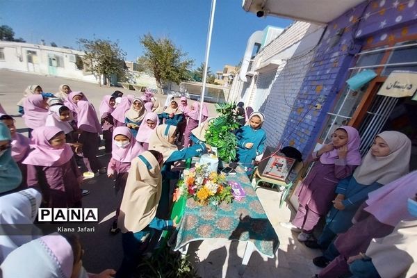 آیین مراسم جشن عاطفه و جشن پرچم در دبستان سمیه کاشمر