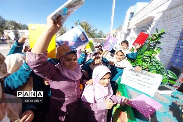 آیین مراسم جشن عاطفه و جشن پرچم در دبستان سمیه کاشمر