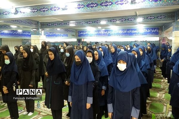 ادای احترام به رهبر در دبیرستان دخترانه فجر منطقه ۱۴ و برگزاری دعای عهد