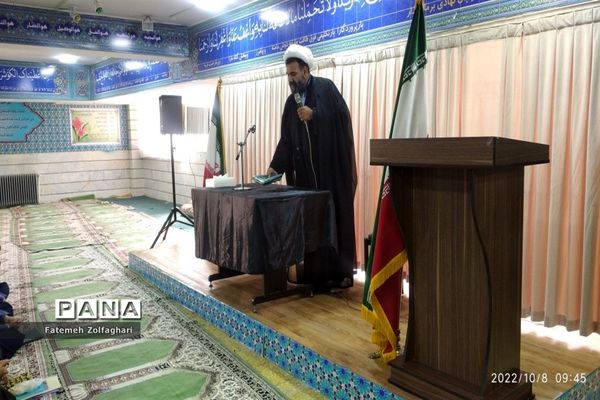 ادای احترام به رهبر در دبیرستان دخترانه فجر منطقه ۱۴ و برگزاری دعای عهد