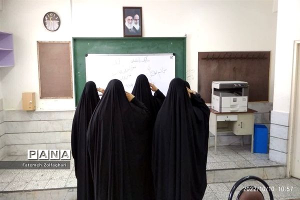 ادای احترام به رهبر در دبیرستان دخترانه فجر منطقه ۱۴ و برگزاری دعای عهد