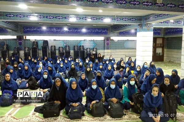 ادای احترام به رهبر در دبیرستان دخترانه فجر منطقه ۱۴ و برگزاری دعای عهد