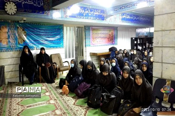 ادای احترام به رهبر در دبیرستان دخترانه فجر منطقه ۱۴ و برگزاری دعای عهد