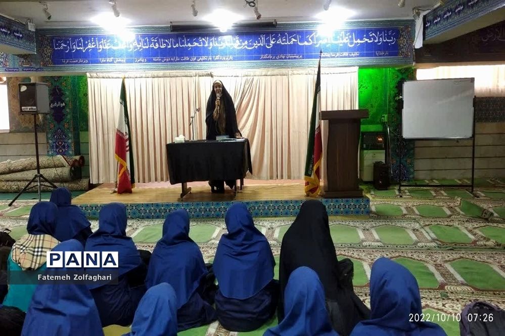 ادای احترام به رهبر در دبیرستان دخترانه فجر منطقه ۱۴ و برگزاری دعای عهد