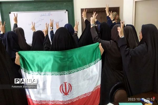 ادای احترام به رهبر در دبیرستان دخترانه فجر منطقه ۱۴ و برگزاری دعای عهد