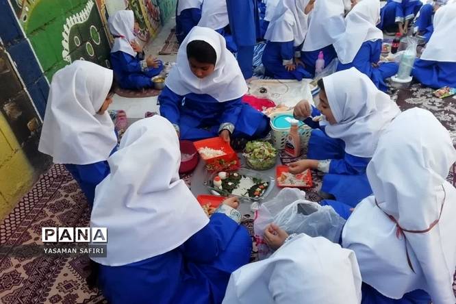 برگزاری جشنواره غذا در دبستان شهیدکمانی فشافویه
