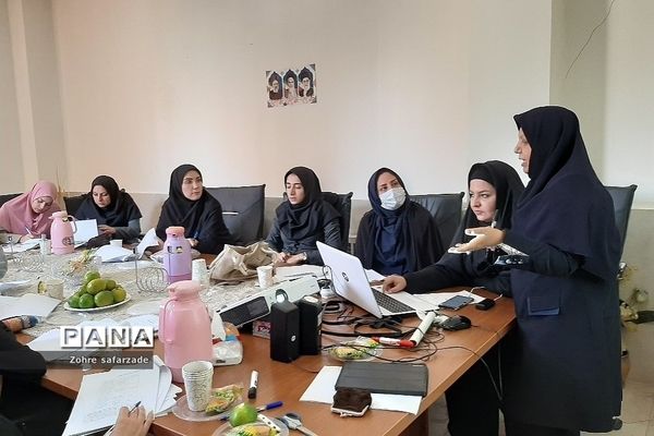 برگزاری جلسه قطب شرق گروه‌های آموزشی مقطع  ابتدایی در رودهن