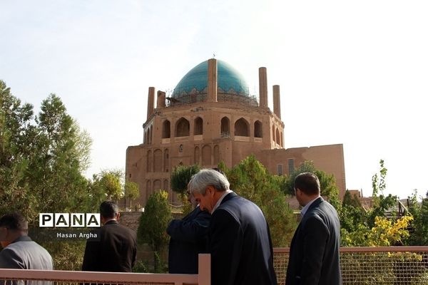 بازدید مدیران سازمان دانش‌آموزی استان‌ها از گنبد سلطانیه و حسینیه اعظم زنجان