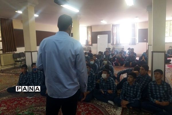 برگزاری نشست‌های  بصیرتی در دبیرستان شهید‌بهشتی  رودهن