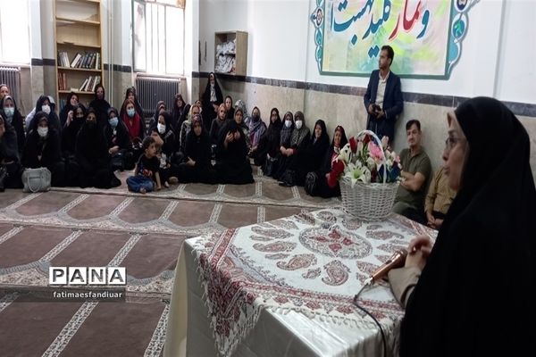 برگزاری نشست صمیمانه مدیر آموزش و پرورش فیروزکوه با اولیای دبیرستان حضرت خدیجه(س)