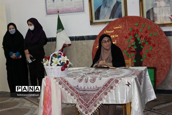 برگزاری نشست صمیمانه مدیر آموزش و پرورش فیروزکوه با اولیای دبیرستان حضرت خدیجه(س)
