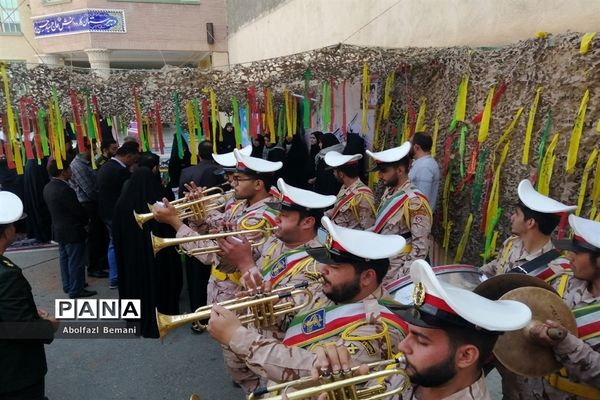 استقبال مادرانه از پیکر شهید گمنام در هنرستان برقعی قم