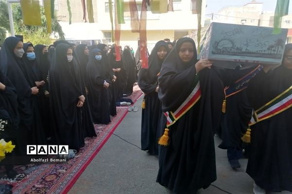 استقبال مادرانه از پیکر شهید گمنام در هنرستان برقعی قم