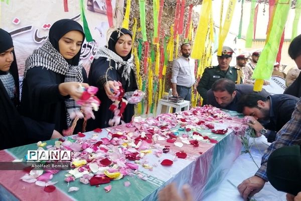 استقبال مادرانه از پیکر شهید گمنام در هنرستان برقعی قم