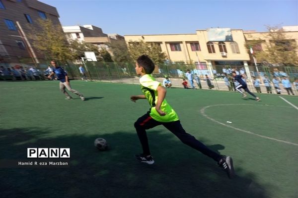 برگزاری مسابقه فوتبال بین دبیران و دانش‌آموزان آموزشگاه شهید کاظمی اسلامشهر