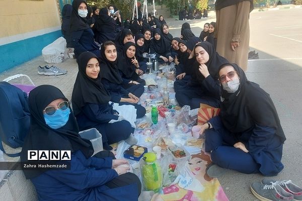 برگزاری پویش سبک زندگی سالم با تغذیه سالم در دبیرستان حجاب ناحیه یک شهرری