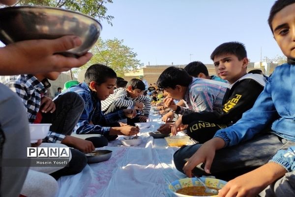 برگزاری قرائت زیارت عاشورا در دبیرستان شهید‌باقری کاشمر